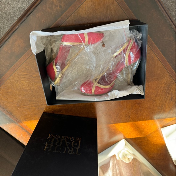 Truth or Dare by Madonna Womens Englin T-bar Pumps - Picture 8 of 10